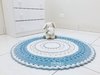 Tapete de crochê off white e azul bebê - 80 cm de diâmetro - Ateliê Vera Peixoto