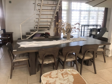 Mesa de base central contemporánea