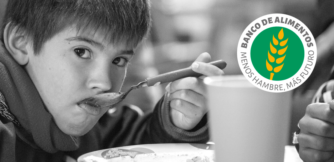 Niño comiendo, banco de alimentos