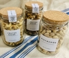 Frascos alacena con tapa de corcho y etiqueta personalizada, para frutos secos o cereales.