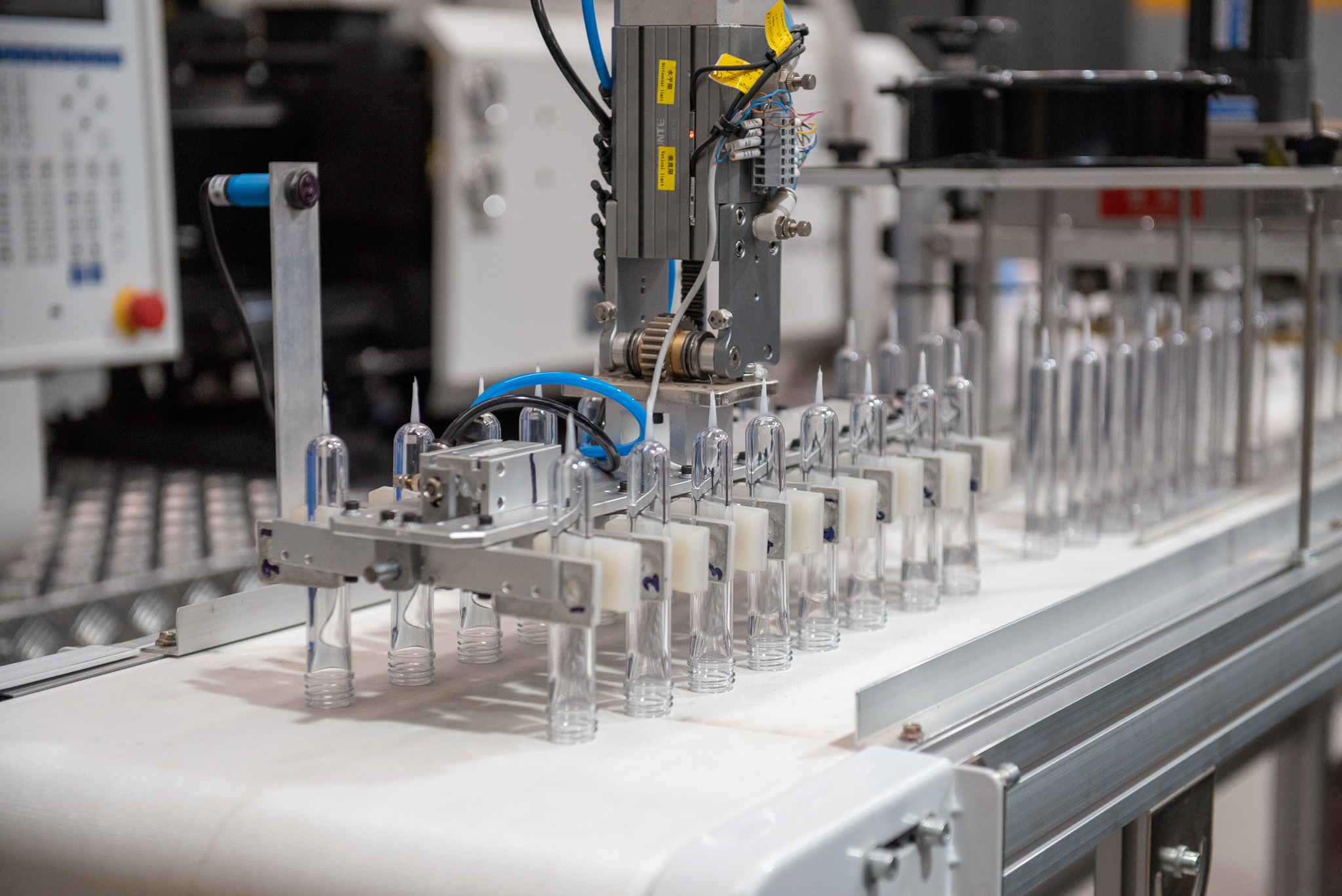Robot en la producciones de preformas para producción de envases plásticos