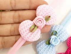 Mini lacinho em crochet com florzinha em rococó - Laçarotes di Maria