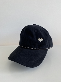 CAP NEGRO GAMUZA MODELO CORAZON