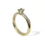 Anillo de compromiso tradicional solitario con engastes laterales.