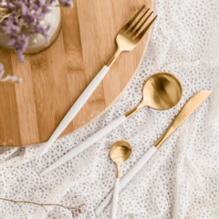 Set de Cubiertos Dorados con Mango Blanco - comprar online