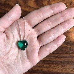 Colar de prata com pingente de coração em pedra verde na internet