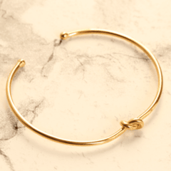 Bracelete liso dourado nó pequeno - comprar online