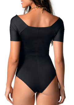 Body Feminino Marilyn DeMillus, modelo transpassado com mangas curtas.