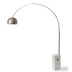 Lámpara de pie Modelo Arco con base de Mármol Blanco de 68kg . Diseñada por los hermanos italianos Castiglioni en Milán, Italia 1962.