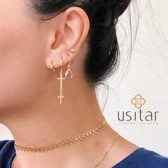 Argola pingente dupla de Cruz GLAMOUR folheada em ouro 18k- ARG0030D - comprar online