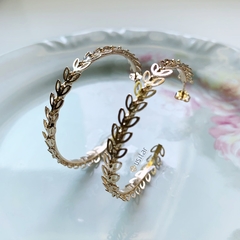 ARGOLA MEDIA FOLHAS DE OLIVEIRA FOLHEADA A OURO 18K - ARG0064D - Usitar Adornos de Luxo