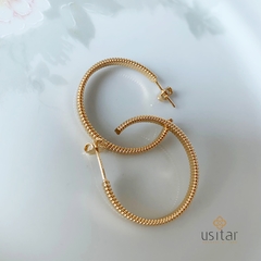 ARGOLA MEDIA FRISADA BERTA FOLHEADA A OURO 18K - ARG2165D - comprar online