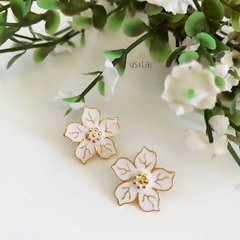 BRINCO FLOR DE RESINA COLORIDA FOLHEADO A OURO 18K - BR0215D - Usitar Adornos de Luxo