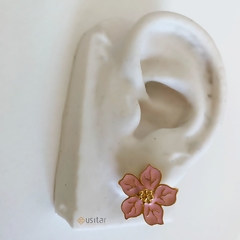 BRINCO FLOR DE RESINA COLORIDA FOLHEADO A OURO 18K - BR0215D - comprar online