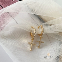ARGOLA COM PINGENTE CRUZ CRAVEJADA DE ZIRCONIAS FOLHEADA EM OURO 18- ARG542D - comprar online