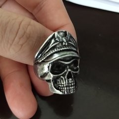Anel personalizado com Cap Militar monocromático na internet