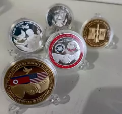 LOTE de 5 Moedas "Trump e Kim Jong-un" na internet