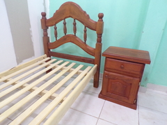 Cama Árabe de 1 plaza con mesa de luz de Algarrobo. - comprar online