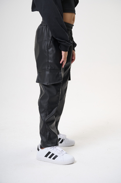 PANTALON CARGO ENGOMADO NEGRO en internet