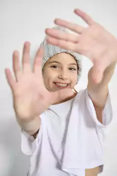 GORRO CON POMPOM GRIS
