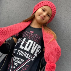 GORRO CON POMPON Y BUFANDA FUCSIA