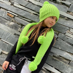 GORRO CON POMPON Y BUFANDA VERDE LIMA