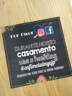 Placa personalizada com a Hashtag do Casamento na internet