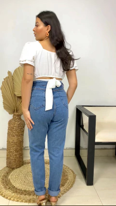 Calça Jeans Jessica com Cinto Encapado na internet