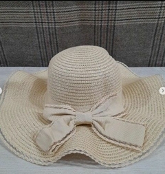 CAPELINA ONDEADA CON MOÑO