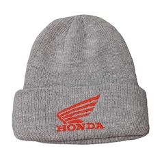 Gorras con parches de auto - GALA DESIGN - Mayorista de gorras Buenos Aires.
