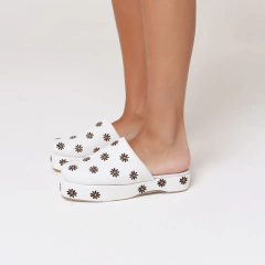 Zuecos Bordados MARGA BLANCO - comprar online