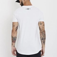 Camiseta Buh Quadrado Colorido Branca - comprar online