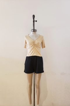 #2774 Remera morley mc escote v con frunce "Paez"