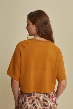 REMERA ANTO RIB OCRE - Iguazú Timbó arte
