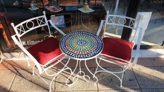 JUEGO DE MESA CON VENECITAS Y DOS SILLONES CON ALMOHADONES. IDEAL PARA BALCÓN O JARDÍN. - El Mundo del Hierro
