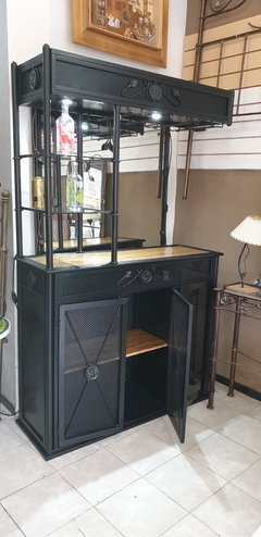 BAR CON LUCES, COPERO, BODEGA Y ESTANTES DE 1,22 x 0,42 x 1,96 de alto. en internet