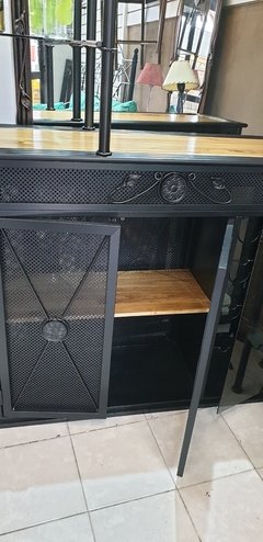 BAR CON LUCES, COPERO, BODEGA Y ESTANTES DE 1,22 x 0,42 x 1,96 de alto. - El Mundo del Hierro
