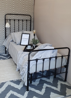 CAMA EN HIERRO MODELO MANITOS en internet