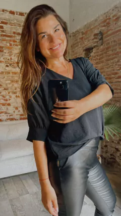 BLUSA DE CREPE EN V - ABAKA