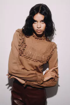 SWEATER CON VOLADO