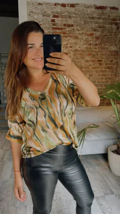 BLUSA SEDA EN V ESTAMPADA