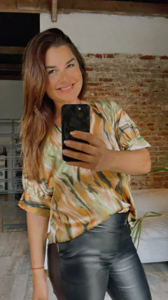 BLUSA SEDA EN V ESTAMPADA - comprar online
