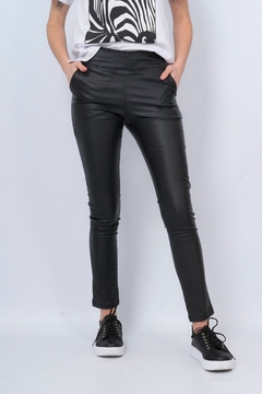 PANTALON ENGOMADO CON CIERRE AL COSTADO en internet