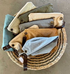 Bolso de mano con tira de cuero