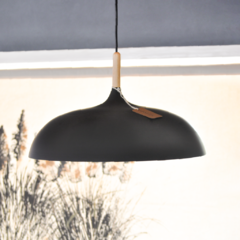 Lámpara de metal negro y aplique de madera