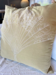 Almohadón de tussor color maíz con palma del viajero - comprar online
