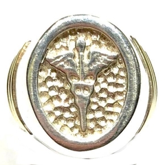 Anillo sello ovalado martillado Simbolo de Medicina de plata y oro nro. 19