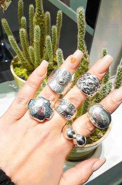 Anillo en forma de cruz del equilibrio de plata inflada martillada nro. 13 - RS Mayorista