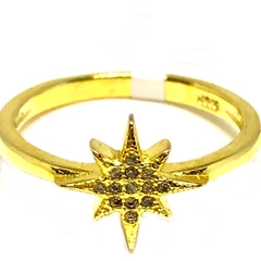 Anillo estrella central con seis puntas irregulares plata dorada nro. 18