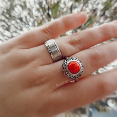 Anillo solitario de acero calado con piedra roja central de 1,7 cm diametro - comprar online